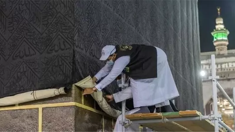 لحمايتها من التلامس والتلف.. رفع كسوة الكعبة استعدادًا لموسم حج 1446هـ