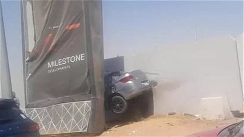 حادث مروع.. سيارة ملاكي تصطدم  بحاجز خرساني أعلى محور جمال عبد الناصر  