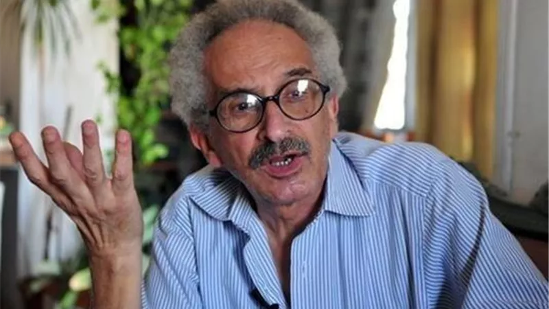 وفد برئاسة نقيب الكتاب يزور الروائي صنع الله إبراهيم في المستشفى