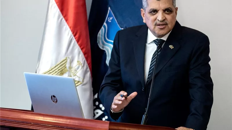 رئيس هيئة قناة السويس: التحديات الراهنة بمنطقة البحر الأحمر كشفت أهمية القناة لاستدامة سلاسل الإمداد العالمية