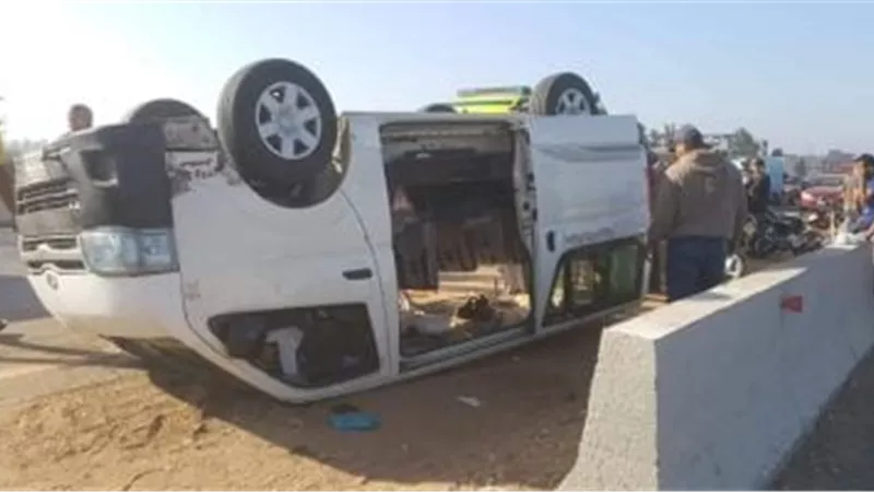مصرع 4 وإصابة 11 في انقلاب ميكروباص على الطريق الأوسطي بأكتوبر