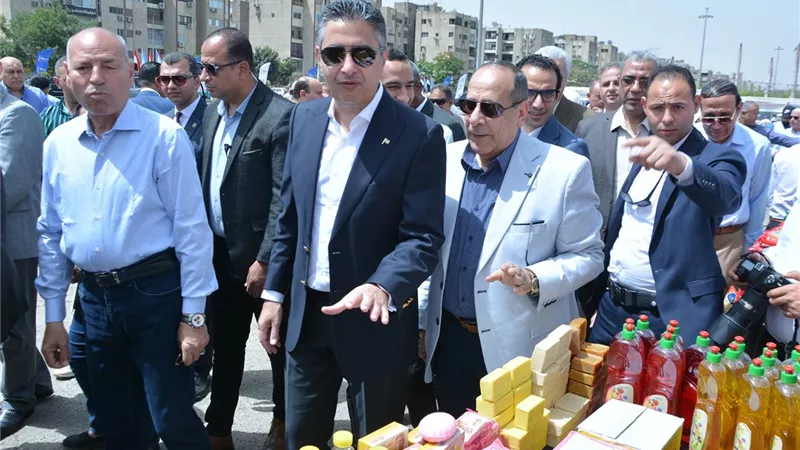 وزير التموين ومحافظ القاهرة يفتتحان “سوق اليوم الواحد” بمدينة نصر