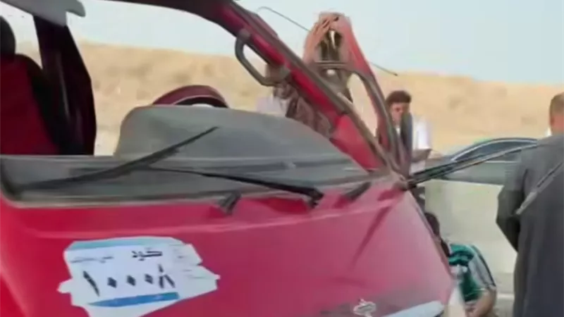 إصابة 10 أشخاص في انقلاب ميكروباص على الطريق الصحراوي الشرقي بالجيزة (صور)