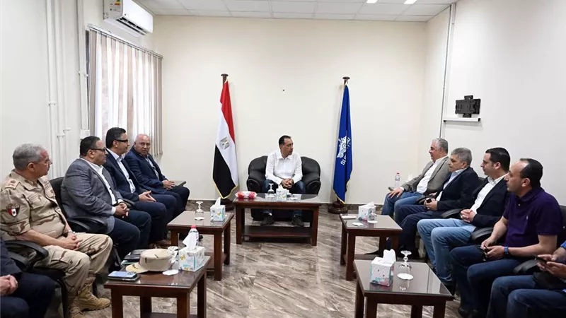 مدبولي يتفقد مشروعات جديدة بالمنطقة الاقتصادية لقناة السويس
