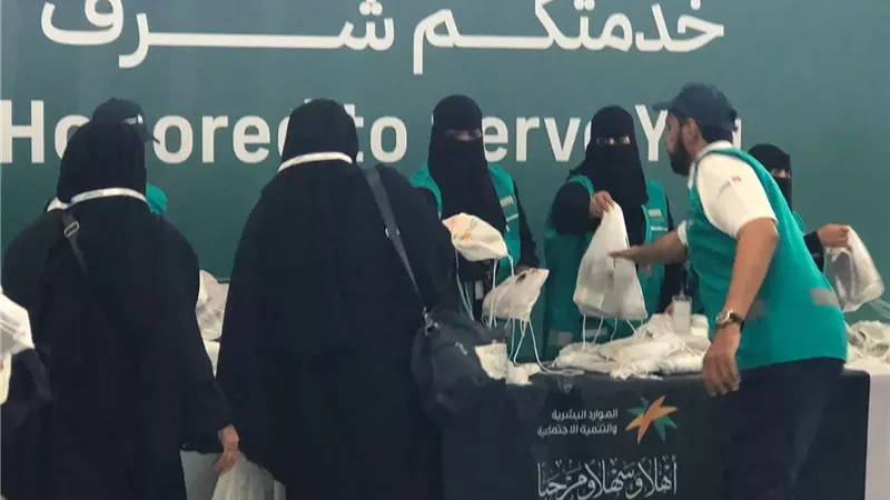 بالهدايا والورود.. استقبال حافل لـ حجاج الجمعيات الأهلية في المدينة المنورة