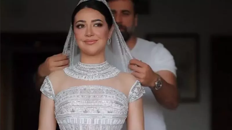 عروس ترتدي فستان زفاف فرعوني.. فما علاقة ليلى زاهر؟ (فيديو)