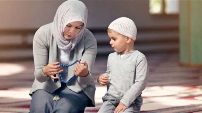 الإفتاء: تربية الأبناء تعادل الجهاد.. وصلاة الجماعة تصح بالزوجة