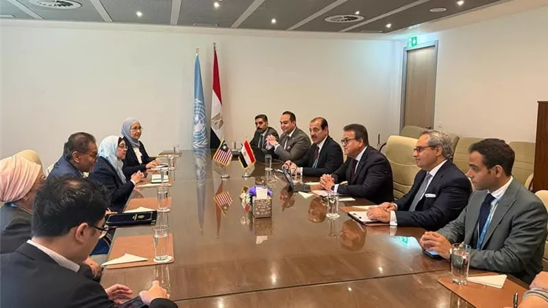 وزير الصحة يجتمع بنظيريه الماليزي والمغربي في جنيف لتعزيز التعاون الصحي