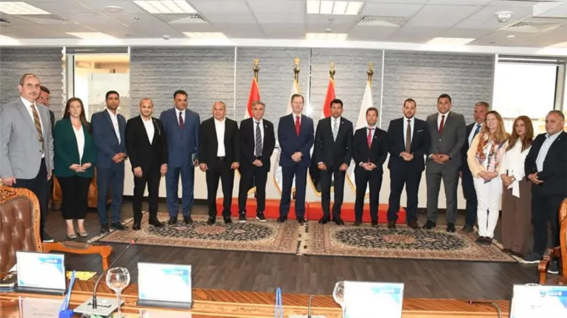 وزير الشباب والرياضة يبحث تعزيز التعاون الرياضي مع نادي فياريال الإسباني