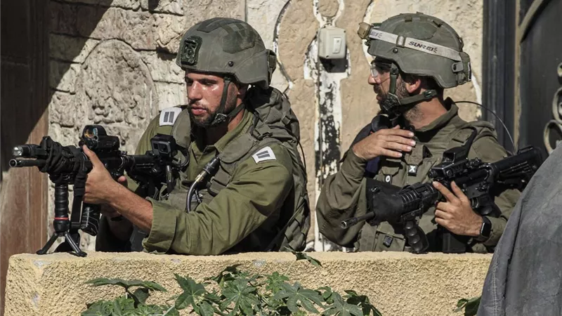 الاحتلال يعتدي على صحفيين ويتسبب في اندلاع حريق شمال القدس