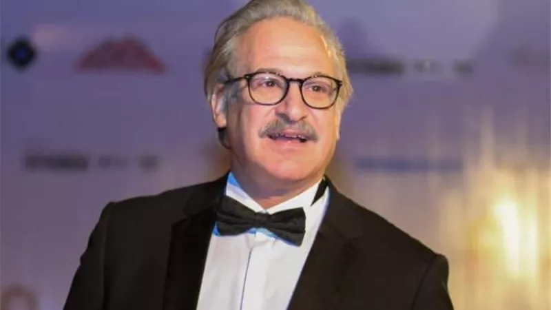  عمر زهران يصل قسم الجيزة تمهيدًا لتنفيذ قرار الإفراج بالعفو الشرطي