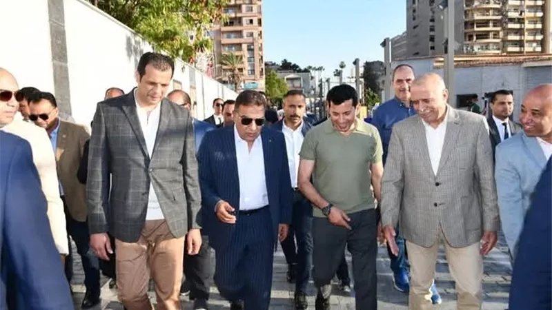 وزير الرياضة يفتتح الممشي الجديد والتراس الاجتماعي بنادي الحوار