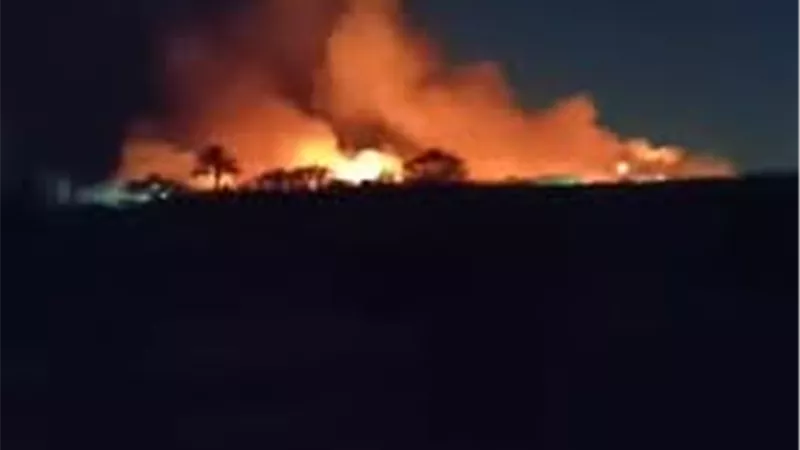  الدفع بـ 15سيارة إطفاء لإخماد حريق هائل نشب داخل مصنع بمنطقة الروبيكي