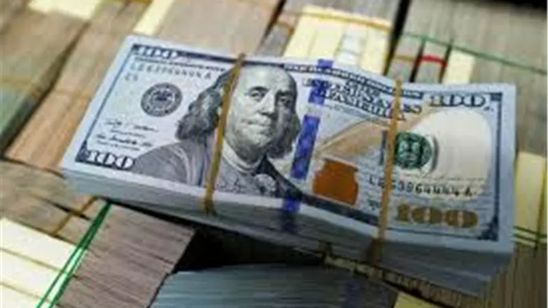 هل انخفض الدولار بعد تراجع ترامب عن فرض رسوم جمركية على أوروبا؟