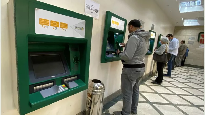 بعد قرار المركزي.. قائمة رسوم السحب والاستعلام عن الرصيد عبر ماكينات ATM 