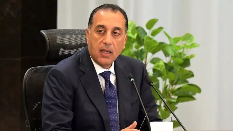 مدبولي يحتفل بمرور 123 عامًا على خدمة الإسعاف ويتفقد مشروعات سكنية بأكتوبر