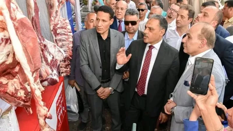 محافظ الشرقية يفتتح معرضا لبيع السلع الغذائية بأسعار مخفضة