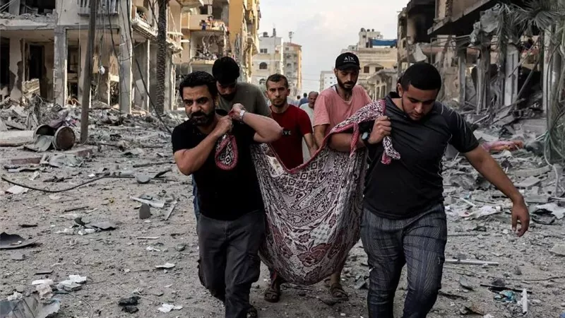 استشهاد 9 أشخاص بينهم طفل وإصابة آخرين في قصف إسرائيلي لمدرسة بقطاع غزة