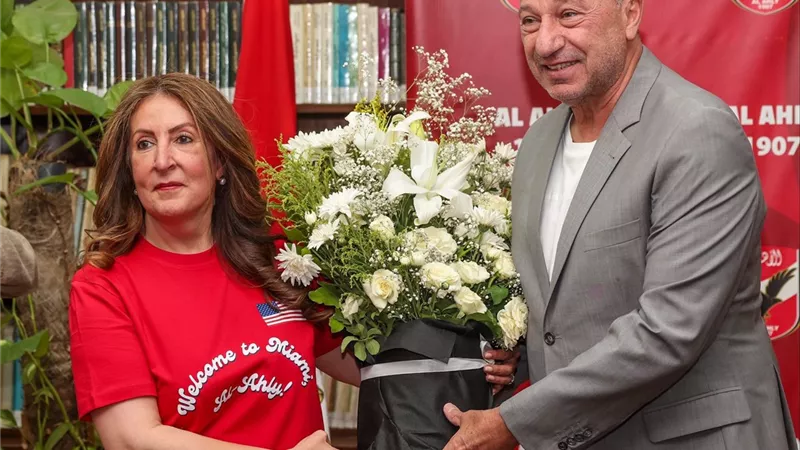 محمود الخطيب يستقبل السفيرة الأمريكية في مقر النادي الأهلي بالجزيرة