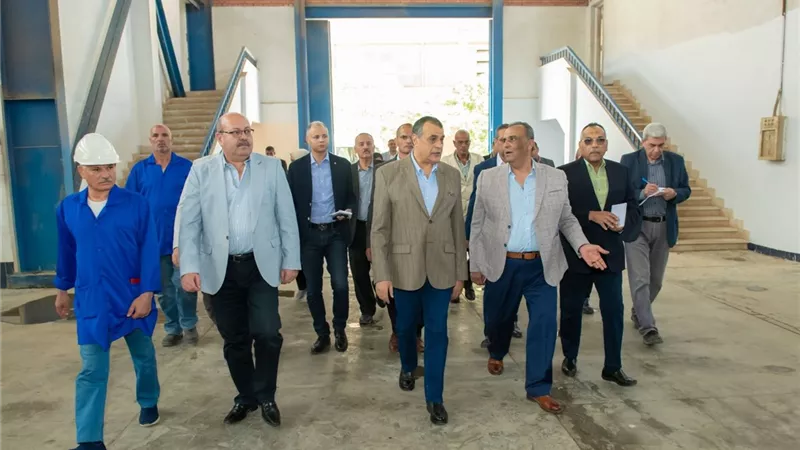 وزير الإنتاج الحربي يتفقد خطوط الإنتاج  بشركة حلوان للصناعات غير الحديدية 