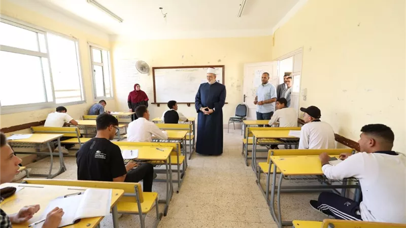وكيل الأزهر يتفقد أولى لجان الثانوية ويوجه بتهيئة الأجواء للطلاب