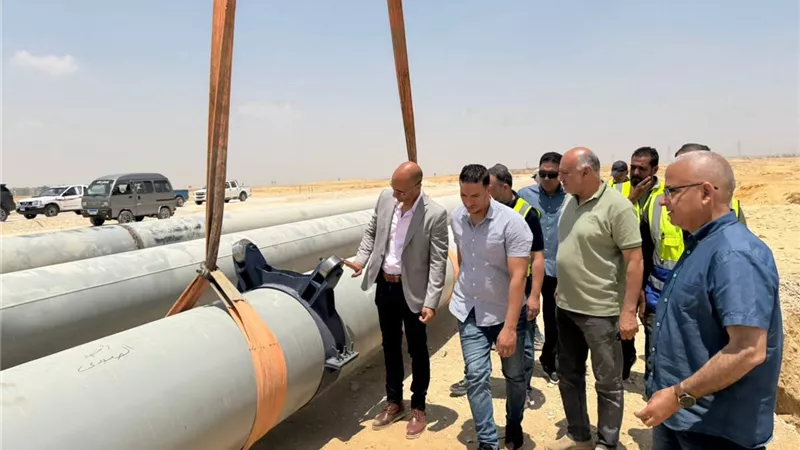 وزير الإسكان يتابع مشروعات المرافق والطرق بالقاهرة الجديدة
