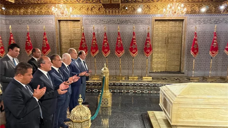 وزير الخارجية يزور ضريحَي الملكين الراحلين محمد الخامس والحسن الثاني بالمغرب