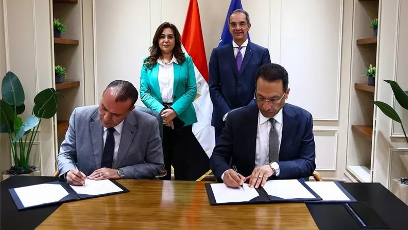 تعاون بين الاتصالات والتنمية المحلية لتجهيز مجمعات 
