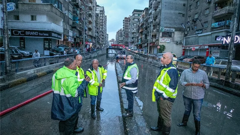 الدفع بـ99 معدة وفرق طوارئ لشفط مياه الأمطار شرق الإسكندرية