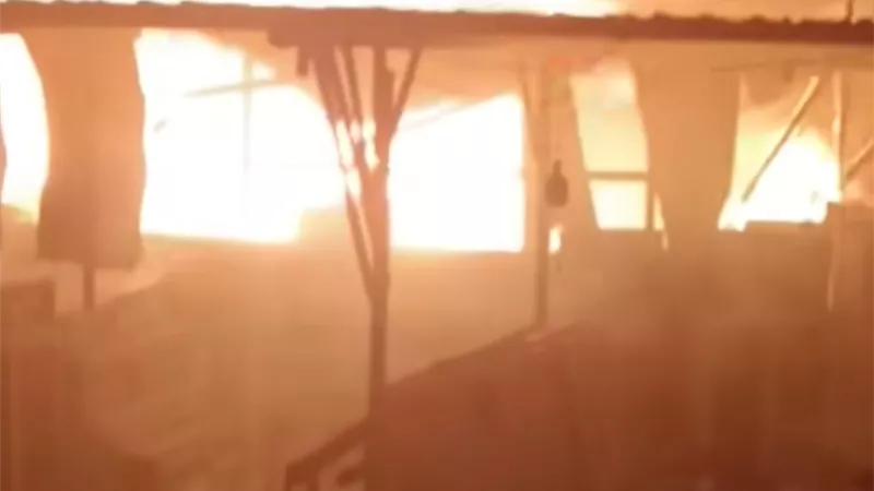 حريق هائل يلتهم عدد من المحال في سوق السيراميك بمؤسسة الزكاة بالمرج
