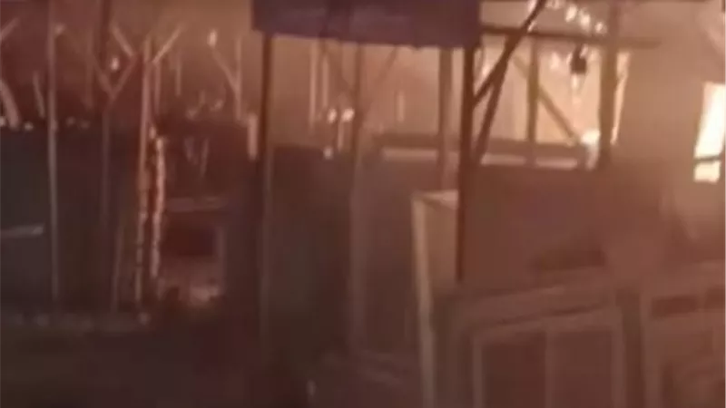 بعد الدفع بـ 15 سيارة إطفاء و4 خزانات .. إخماد حريق سوق السيراميك بمؤسسة الزكاة