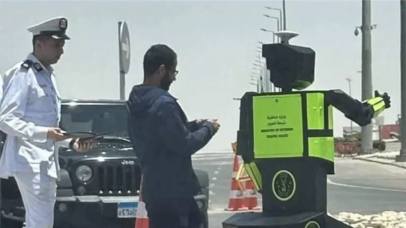 لأول مرة.. ظهور رجل المرور الروبوت في شوارع القاهرة