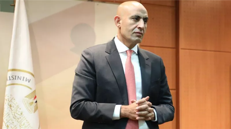 هل تُعين الدولة 100 ألف معلم جديد؟.. وزير التعليم يحسم الجدل