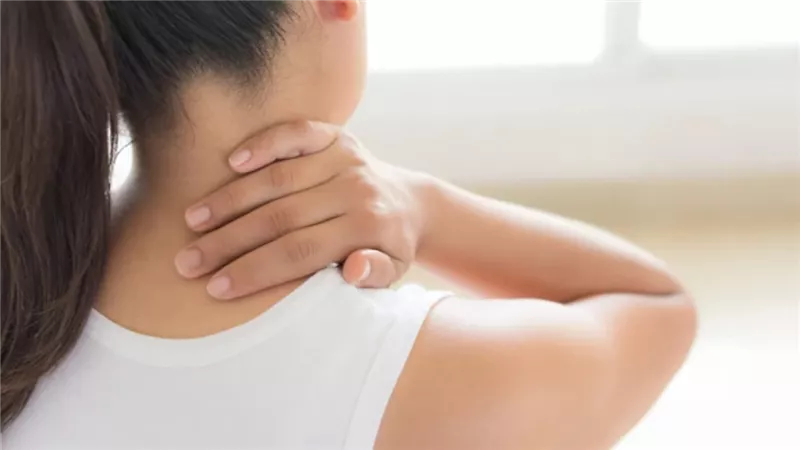 أسباب الصداع خلف الرأس.. هل له علاقة بالسكتة الدماغية؟