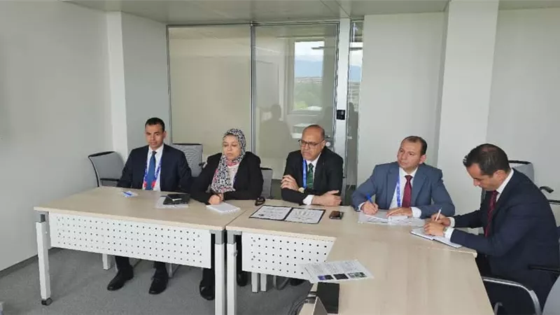 وزير العمل يبحث في جنيف تعزيز الحوار الاجتماعي والحريات النقابية