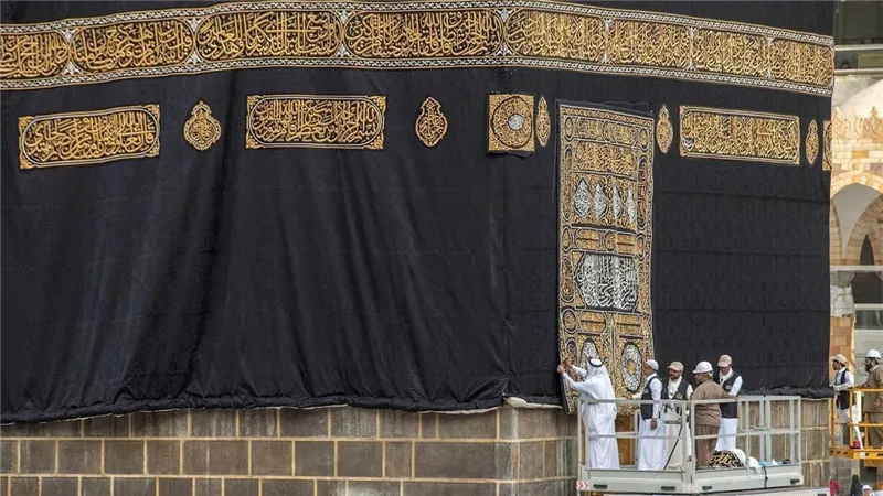 خيوط من نور.. كسوة الكعبة وسر مصري على جدران مجمع الملك عبد العزيز