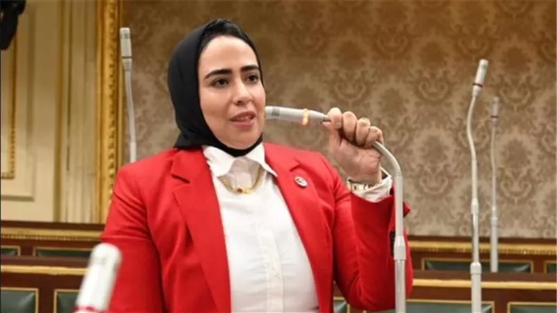 سارة النحاس: 