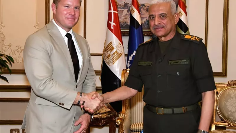 وزير الدفاع يبحث التعاون العسكري وتطورات المنطقة مع عضو بمجلس الشيوخ الأمريكي