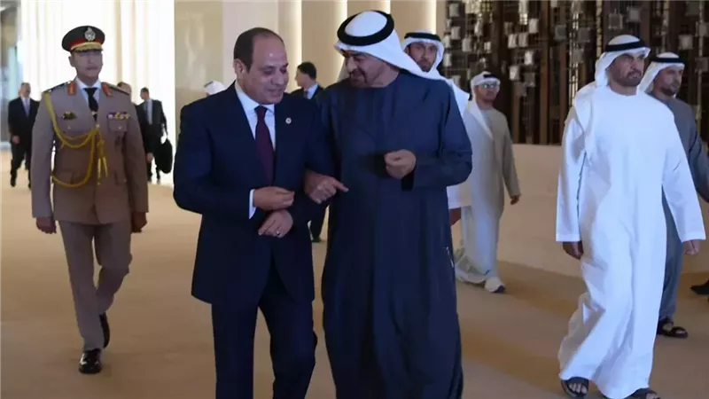 الشيخ محمد بن زايد يستقبل الرئيس السيسي بمطار أبو طبى 