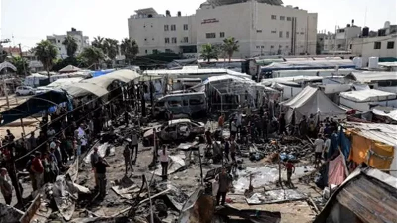طيران الاحتلال يقصف محيط مستشفى شهداء الأقصى ويواصل استهداف المدنيين في غزة
