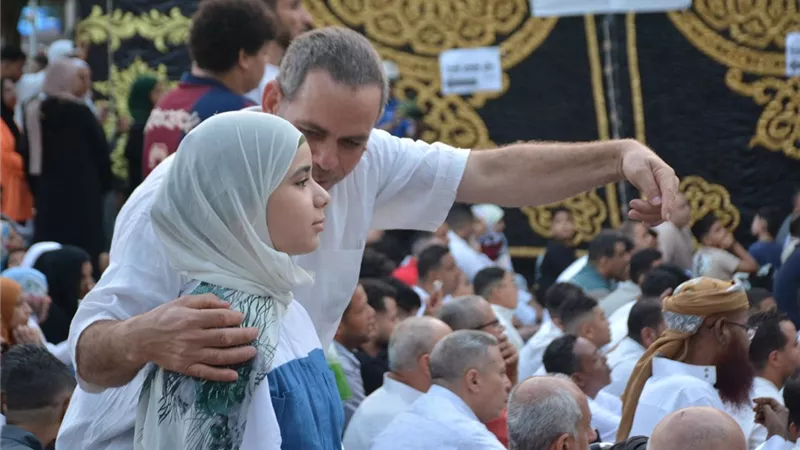 صور.. آلاف المصريين يؤدون صلاة العيد في مصطفى محمود بالمهندسين 