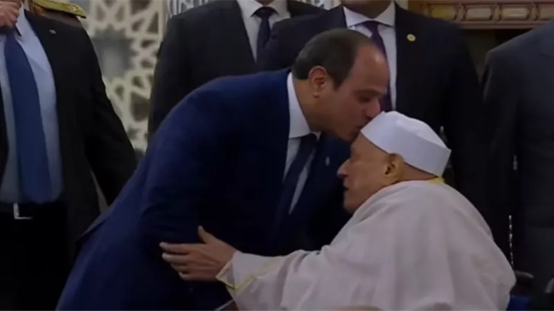 بالصور.. قبلة الرئيس لرأس الدكتور أحمد عمر هاشم تخطف القلوب