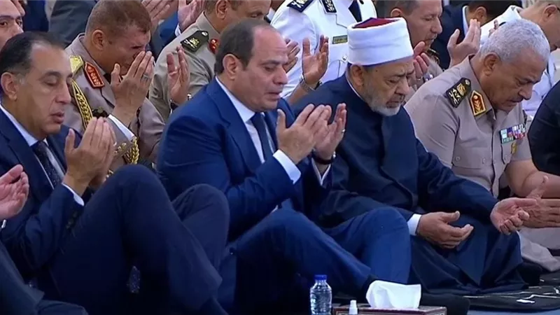 السيسي يؤدي صلاة العيد بمسجد مصر الكبير وسط حضور رسمي واسع