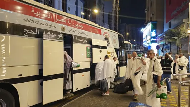 حجاج الجمعيات الأهلية يرمون جمرة العقبة الكبرى