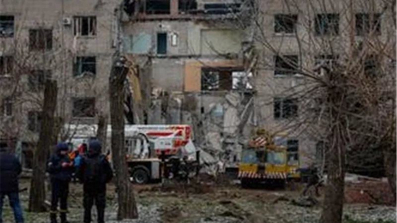 3 قتلى و49 مصابًا في قصف روسي مكثف على كييف