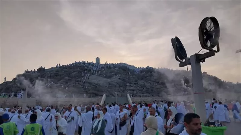 الحجاج يودعون آخر موسم حج في فصل الصيف لمدة 25 عاما