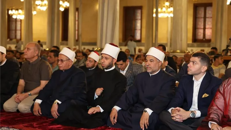 وزير الأوقاف يشهد صلاة الجمعة بمسجد الإمام الحسين ويشارك المصلين احتفالات العيد