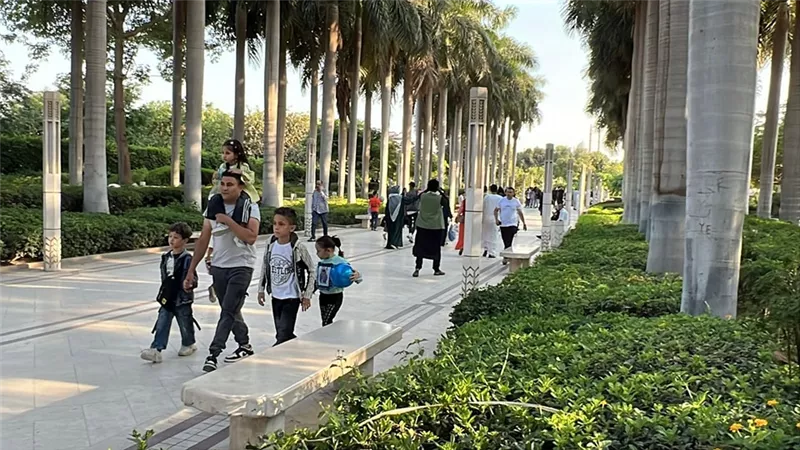 أجواء من البهجة والتنظيم.. حديقة الأزهر تشهد إقبالًا كثيفًا في ثاني أيام العيد