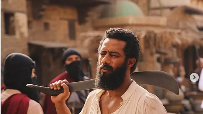  أجروهم بالفلوس.. القصة الحقيقية وراء تريند الجلابية في فيلم «أسد» | خاص