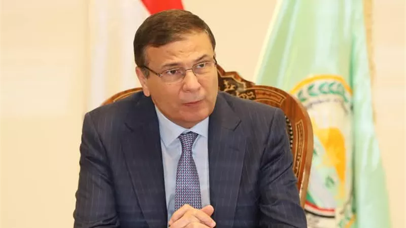 وزير الزراعة يطمئن على حالة مسئول حماية الأراضي بسوهاج بعد الاعتداء عليه